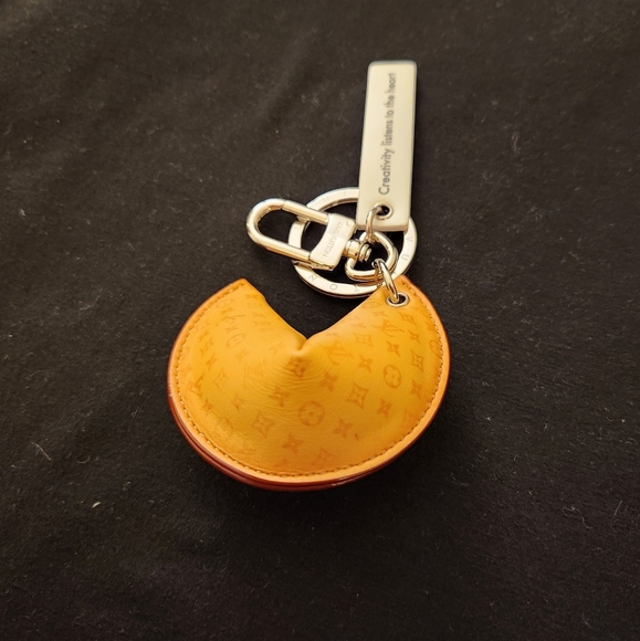 ***BRAND NEW*** Rare Louis Vuitton Monogram Fortune Cookie Bag Charm Key Holder - Picture 4 of 7